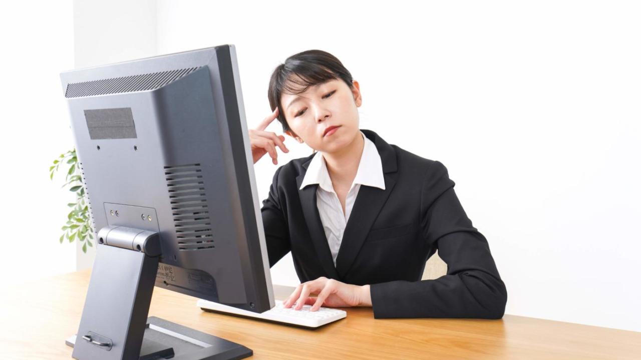 内向的な人が会社で暗い態度を取るのってどうなの?